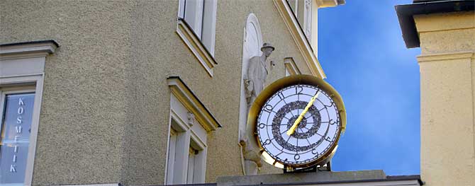 Die neue Uhr am  Pasinger Bahnhofsplatz 1