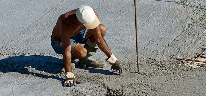 Bauarbeiter bei der Arbeit - der Sonne ausgesetzt