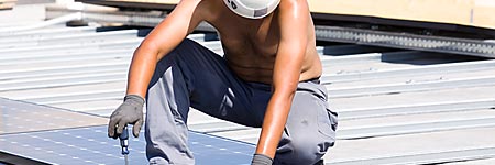 Arbeiter montiert Photovoltaik